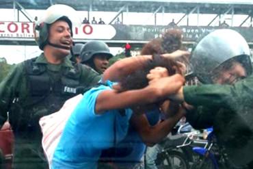 ¡GRANDES SALVAJES! La GNB abre paso «a punta de golpes» tras protesta en la Panamericana