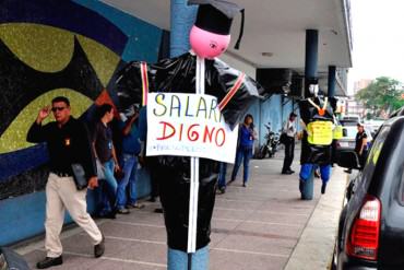 ¡INDIGNANTE! Vea el triste sueldo que cobra este profesor universitario: “Nos tienen sometidos desde el hambre”