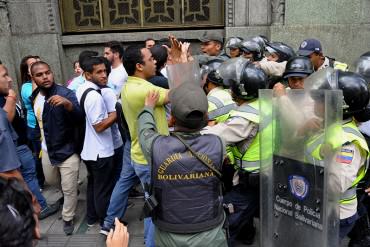 ¡SIGUE EL ABUSO! PNB y GNB reprimen protesta de universitarios frente a la Vicepresidencia