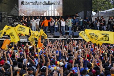 ¡A CASA LLENA! Multitudinaria asistencia al Concierto por el Cambio en la plaza Brión de Chacaíto