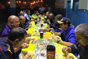 ¡UNA TRADICIÓN! Capriles compartió nuevamente cena de Navidad con Bomberos de Río Chico