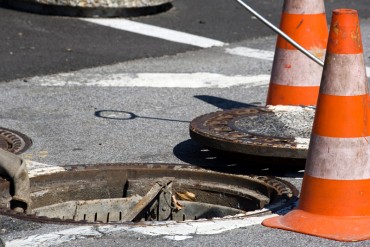 ¡TRÁGICO! Una mujer embarazada murió tras caer por una alcantarilla: Bebé nacería en 3 días