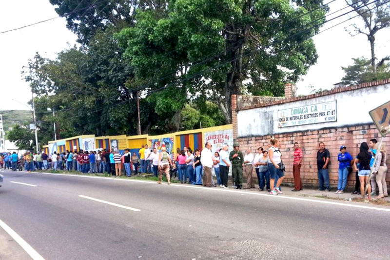 Colas en San Cristóbal / Foto: @YouseG8 