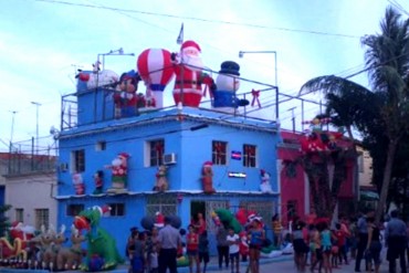 ¡INSÓLITO! Detienen a cubano por festejar Navidad con muñecos inflables de Santa y Mickey Mouse