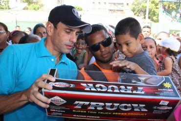 ¡GRAN GESTO! Henrique Capriles entregó 2 mil 500 juguetes a los niños necesitados en Guarenas