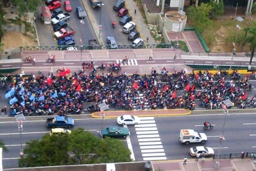 ¡LOS REYES DE LA VIOLENCIA! Colectivos cierran la avenida Bolívar en apoyo a Nicolás Maduro