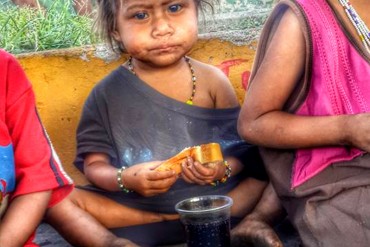 ¡VENEZOLANOS CON CORAZÓN! Un grupo de jóvenes llevó comida y afecto a niños indigentes