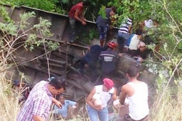 ¡DESASTRE! Saquean camión de embutidos accidentado en la autopista Gran Mariscal de Ayacucho