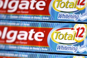 ¡NI PARA CEPILLARSE LOS DIENTES! Colgate-Palmolive paralizará su producción por falta de materia prima