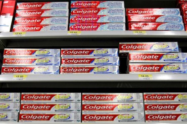 ¡PARA QUE LO SEPAN! A Colgate solo le queda materia prima para producir crema dental por 2 meses