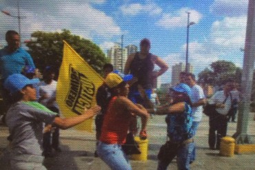 ¡ASÍ SON LOS VIOLENTOS! Grupos chavistas queman bandera de PJ que le arrebataron a una mujer