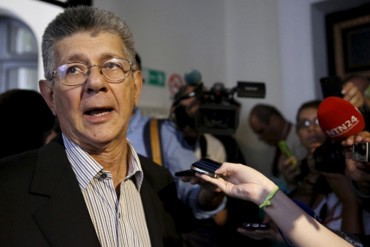 ¡ATENCIÓN! Denuncian situación irregular con Ramos Allup en Aeropuerto Internacional de Maiquetía