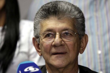 ¡HERMOSO GESTO! La foto de Ramos Allup con los niños autistas que conmovió al país