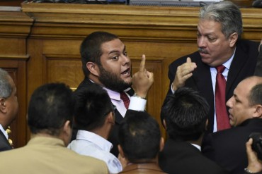 ¡ATENCIÓN! Diputados opositores fueron agredidos por grupos violentos a las afueras de la AN