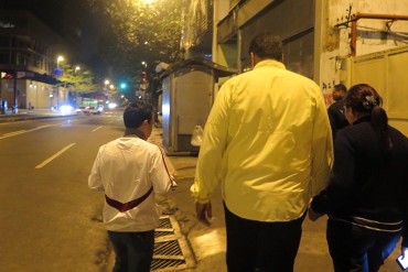 ¡DESCARO! Maduro se jactó de haber caminado por Caracas de noche (…¡pero con ESCOLTAS!)