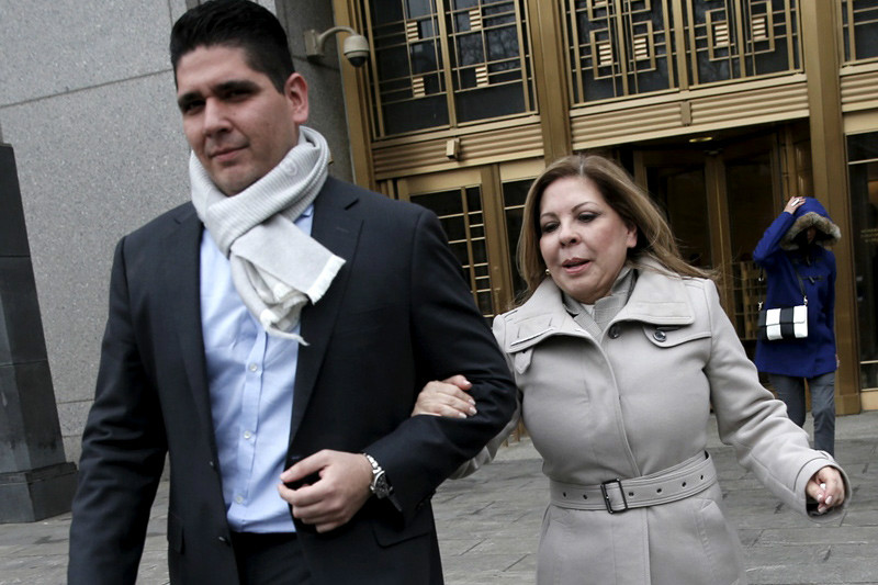 María de los Ángeles González de Hernández a su salida de la Corte, en Nueva York. Crédito: Mike Segar / Reuters