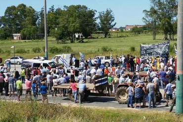 ¡VERGONZOSO! Productores trancan vías en Uruguay para exigir pago de deudas de Venezuela