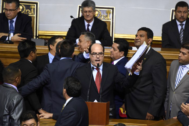 Pelea-tension-discusion-en-la-asamblea-nacional-an-AFP-6