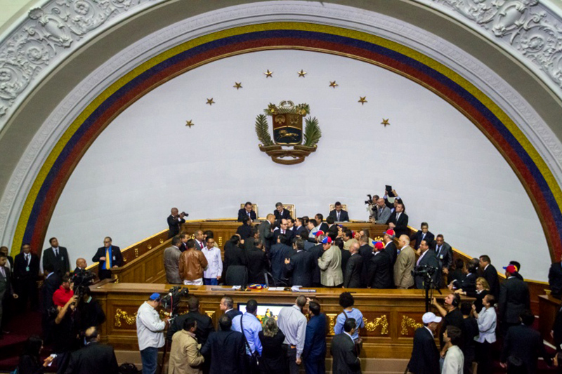 Pelea-tension-discusion-en-la-asamblea-nacional-an-EFE--1