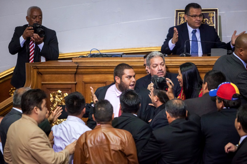 Pelea-tension-discusion-en-la-asamblea-nacional-an-EFE--5