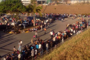 ¡CRECE EL DESESPERO! Protestan en Intercomunal Guarenas- Guatire por falta de comida en Pdval