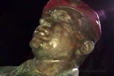 ¡SE DESATÓ LA POLÉMICA! Video mostraría cómo busto de Chávez supuestamente «lloró aceite»