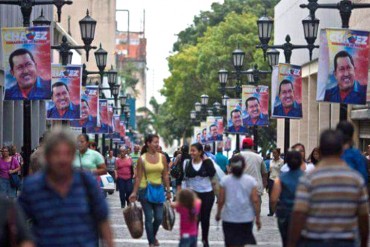 ¡Y EL PUEBLO SIN COMIDA! Cada afiche de Chávez en postes de Caracas costará un sueldo mínimo