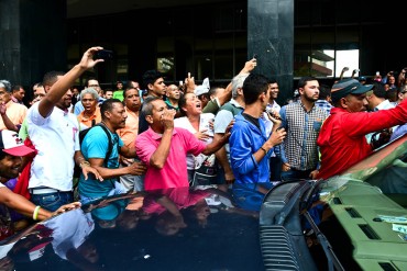 ¡ASÍ ACTÚAN LOS VIOLENTOS! Las agresiones para sacar a Ramos Allup de la AN (Video +Fotos)