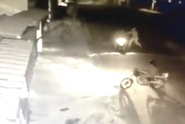 ¡HAMPA DESATADA! A punta de pistola, lo bajaron de su moto en plena avenida de Macaracuay