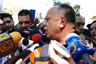 ¡HISTÉRICO! Diosdado pierde el control ante preguntas NADA complacientes de los periodistas