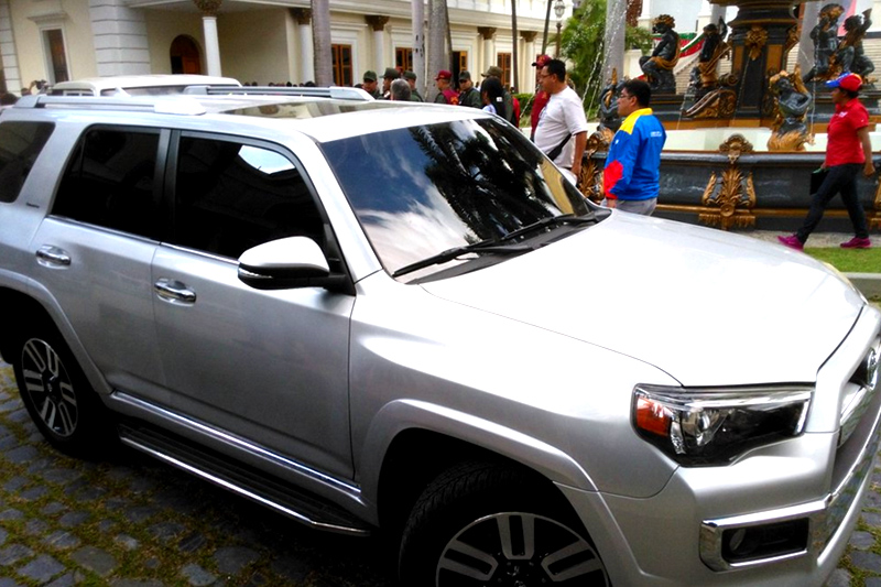 En esta camioneta abandonó Diosdado Cabello la AN. 2:17 PM / Foto: @CarlosCrespoR 