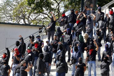 ¡EL MALANDRAJE ROJO! Colectivos chavistas encapuchados a las afueras de Miraflores (+Fotos)