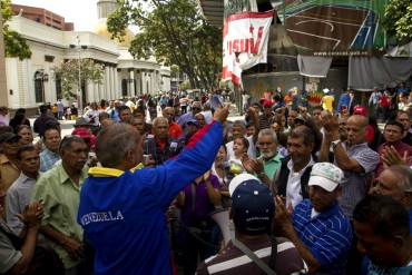 ¡ATENTOS! Colectivos violentos intentan ingresar a la sede de la Asamblea Nacional