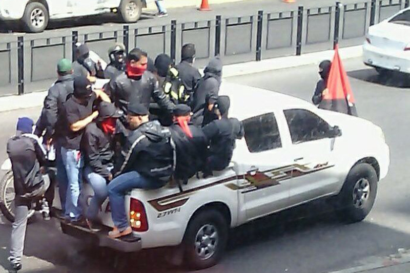 Colectivos chavistas en vehículos de la GNB / Foto: @indignadosvene2 