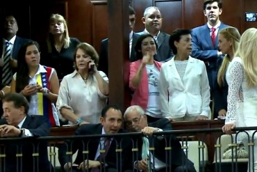 ¡DAMAS GUERRERAS! Esposas y familiares de presos políticos están presentes en el hemiciclo