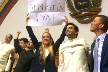 ¡FATAL! Lilian Tintori mostró cartel pidiendo Amnistía y se desata la locura: «Asesinos» gritaron