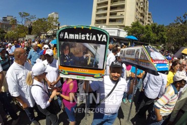 EN FOTOS: Así va la concentración de la MUD en Plaza Brión de Chacaito por motivo del #23Ene