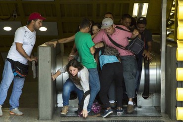 ¡ATENTOS! El viejo truco de los carteristas para hacer 40 atracos por día en el metro de Caracas