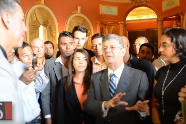 ¡EN VIDEO! Ramos Allup irrumpió en visita guiada a la Asamblea Nacional… ¡y se robó el show!