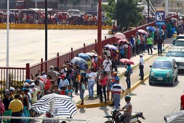 ¡FULL DE PATRIA! Colas kilométricas bajo el sol para comprar en Bicentenario de Plaza Venezuela