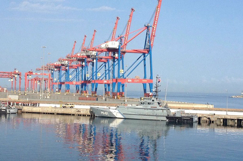 Muelle militar y muelle de grúas portacontenedores del Puerto La Guaira / Mario Martínez - LP