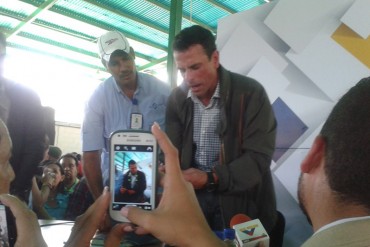 ¡TOMA Y DAME! Así fue el «encontronazo» de Henrique Capriles con un periodista de VTV (+Video)