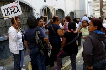 ¡SIGUE LA DESIDIA! Escasez empeora este año, más de 3 horas pasan consumidores en una cola