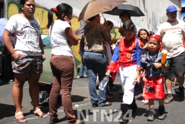 ¡LO QUE NO MUESTRA VTV! Venezolanos celebran carnaval en colas para comprar comida (+Fotos)