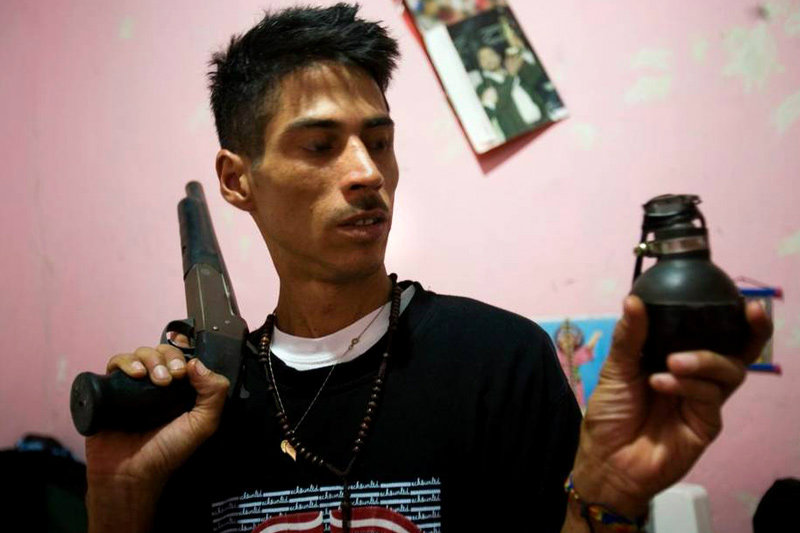 Un narcotraficante que se identificó como “El Menor” muestra sus armas en Caracas en noviembre del 2007. - Créditos: AP/Rodrigo Abd 