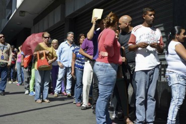 ¡EN LA CALLE CON LA GENTE! Oposición cambiará el «casa por casa» por la «cola por cola»