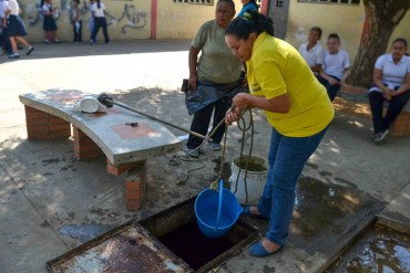 ¡SE ROBARON TODO! Alumnos de escuela Cristóbal Colón en Maracaibo reciben clases en el piso