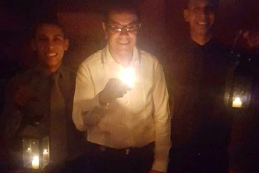 ¡CONTRA VIENTO Y MAREA! Por falta de luz, Laureano Márquez realizó su show con velas (+Foto)