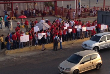 ¡AGARRARON A LOS PECES PEQUEÑOS! Protestan trabajadores de Abastos Bicentenario (+Video)