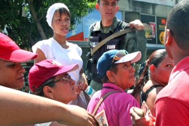 ¡INCREÍBLE! Presunto bachaquero disparó y «golpeó con un bate» a un hombre en una cola